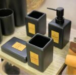 ⁦طقم حمام بورسلين 4 قطع – تصميم أنيق يجمع بين الفخامة والعملية⁩ - الصورة ⁦2⁩