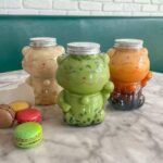 ⁦طقم تقديم عصائر بتصميم لطيف – ٣ مجات مع غطاء معدني لولبي وحامل خشب⁩ - الصورة ⁦2⁩