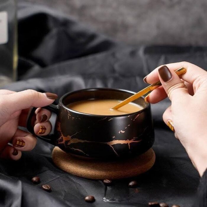 ⁦كوب بورسلين ماربل فاخر – مزود بطبق ومعلقة ستيل جولد⁩ - الصورة ⁦2⁩